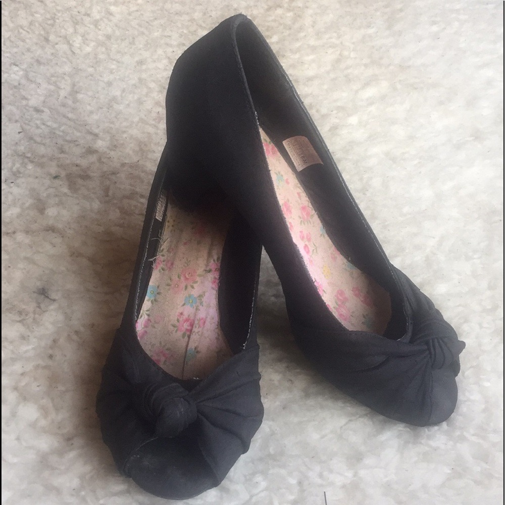Black pumps